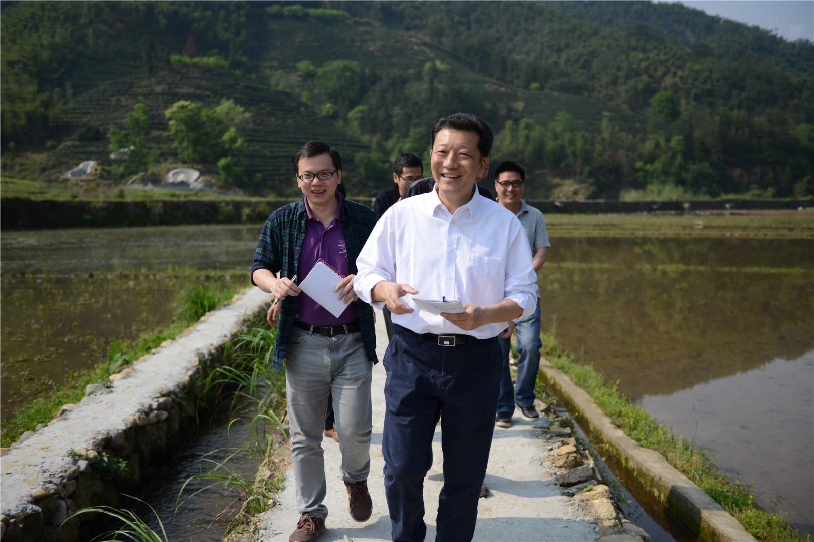 廖俊波深入田间地头调研.JPG